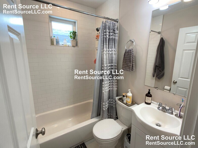 Building Photo - 537 Main St