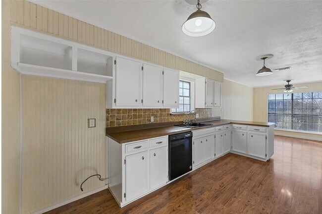 Building Photo - 8721 Hidden Hill Dr