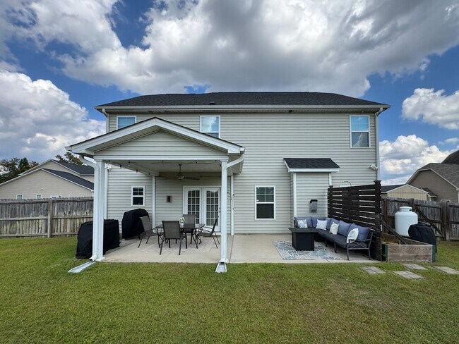 Building Photo - Gorgeous 4 Bed 2.5 Bath Home with Fenced Backyard