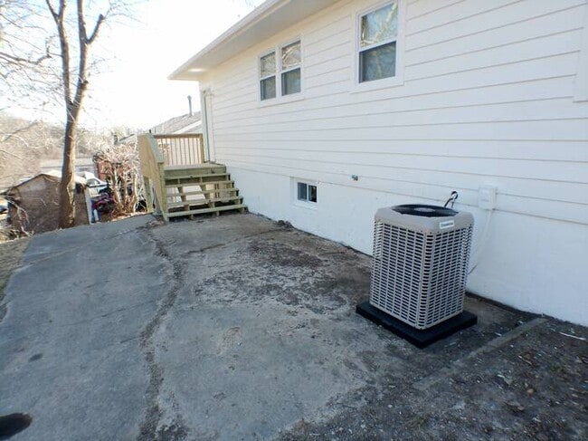 Building Photo - Beautiful 4 bedrooms and 2 full baths with vanity in a beautiful house at Longwood Ave Kansas Cit...