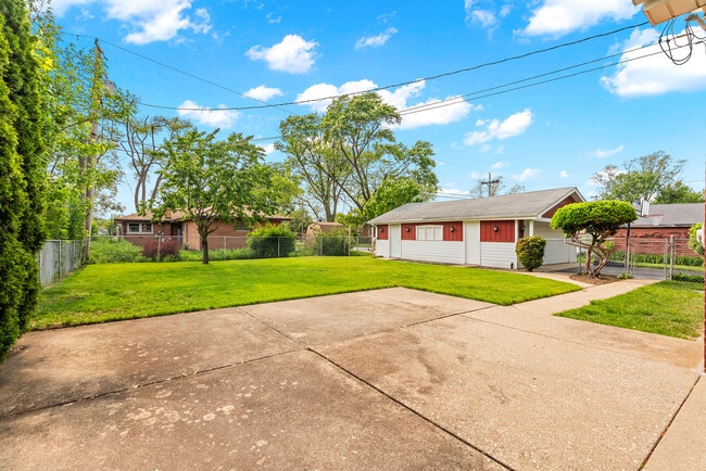 Building Photo - 1500 Mandel Ave