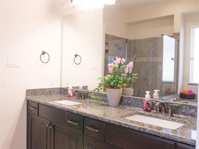 Building Photo - 4428 Saukenuk Ln