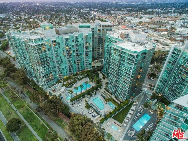 Building Photo - 13700 Marina Pointe Dr