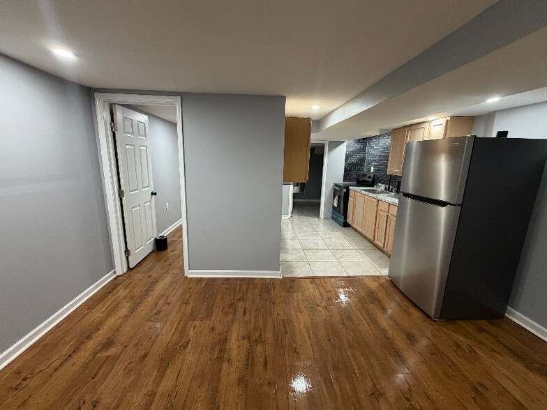 Building Photo - 200 E Albanus St