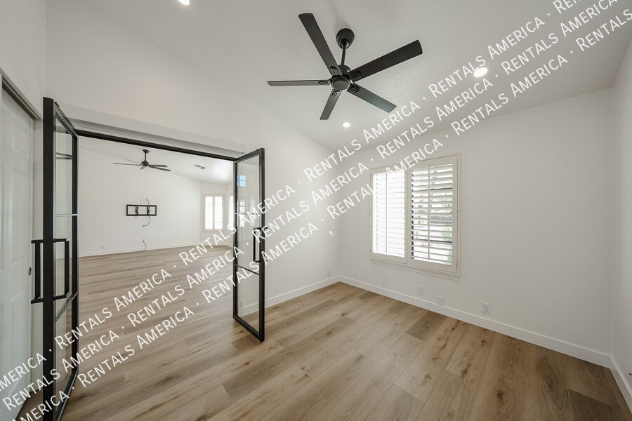 Building Photo - 4812 E Aire Libre Ave