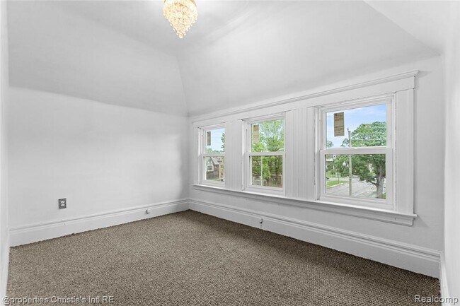 Building Photo - 2405 3rd Ave