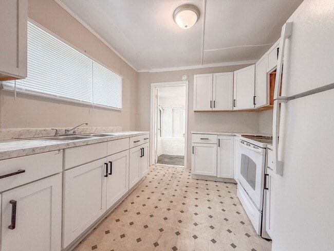 Building Photo - 3 Bed 1 Bath Single-Family Home - Big Yard!