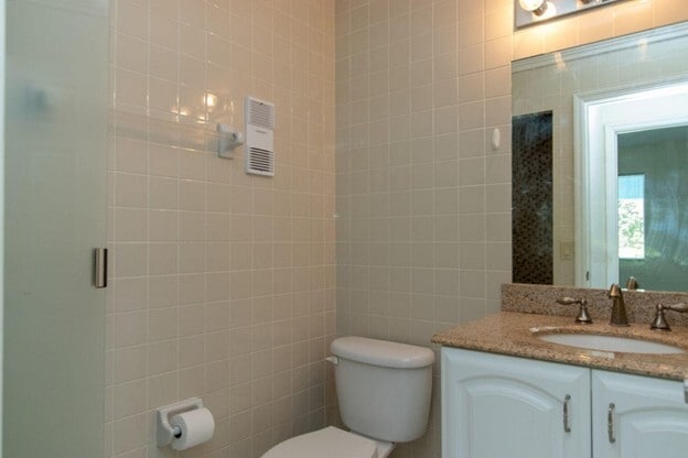 Second bath - 98402 Windward Ave