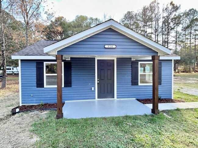 Primary Photo - CHARMING 3 BEDROOM HOME - NEWLY RENOVATED!