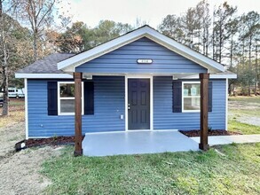 Building Photo - CHARMING 3 BEDROOM HOME - NEWLY RENOVATED!