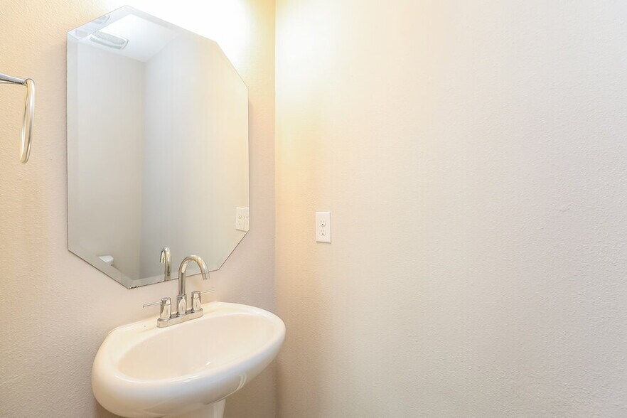 Building Photo - 1924 Eastway Dr