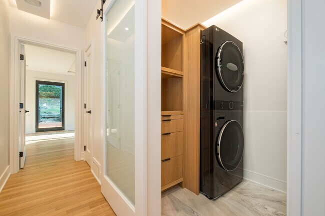 Building Photo - 611 W 49th St