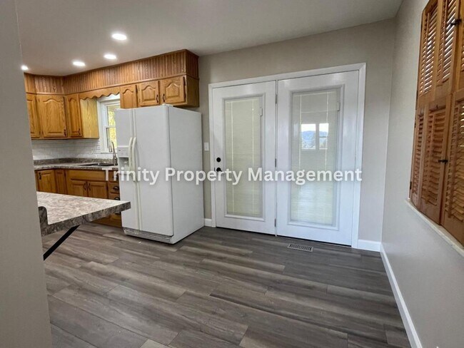 Building Photo - 305 Michael St