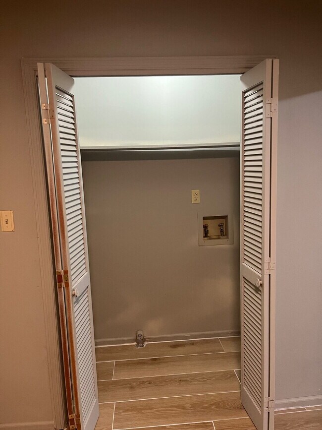 Building Photo - 665 Dutchmans Dr