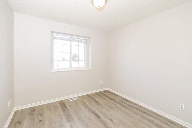 Building Photo - 5060 S Vista Dr