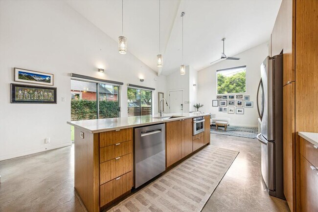 Building Photo - 207 Caney St