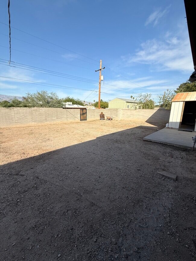 Building Photo - House For Rent