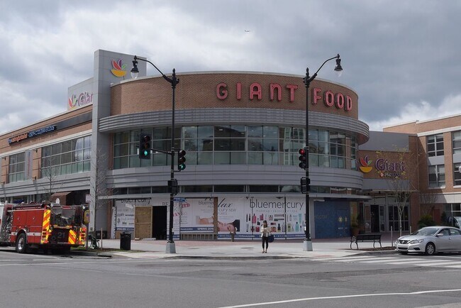 Building Photo - GREAT CORNER VIEWS! Wood floor Condo in Perfect DC Location Overlooking McLean Gardens