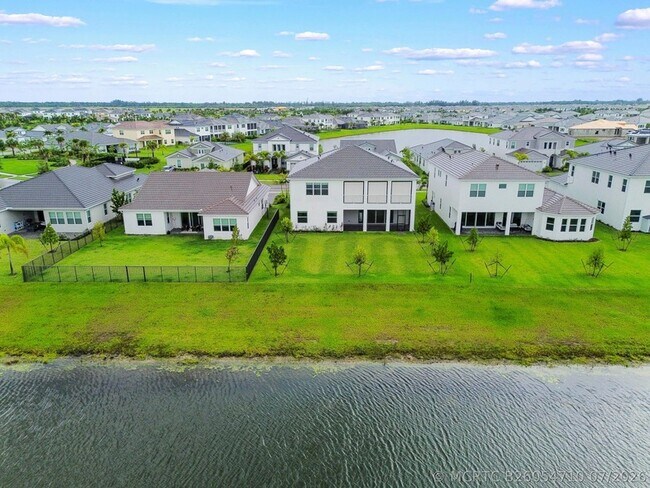 Building Photo - 15030 Wildwood Cir