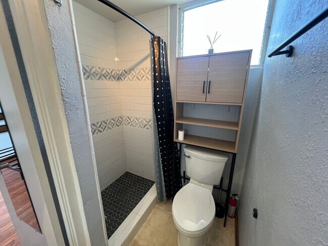 Building Photo - 392 sqft Studio with 1-bathroom, 1-parking in Palolo Gardens