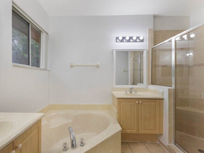 Building Photo - Coventry Townhomes