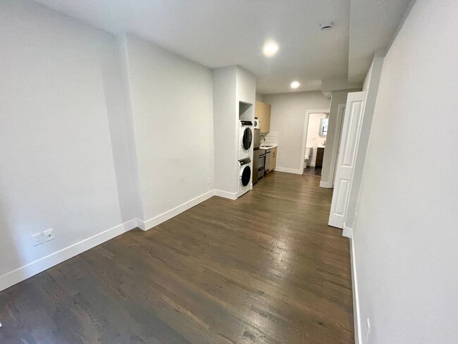 Building Photo - Newbury St Studio apartment on top floor with laundry in unit