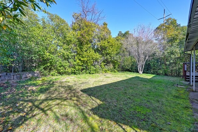 Building Photo - Prime location