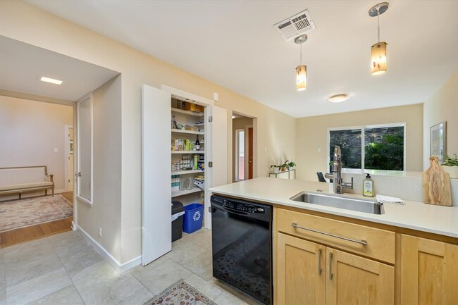 Building Photo - 7921 Ridgeline N