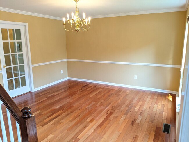Building Photo - 403 McClellan Dr
