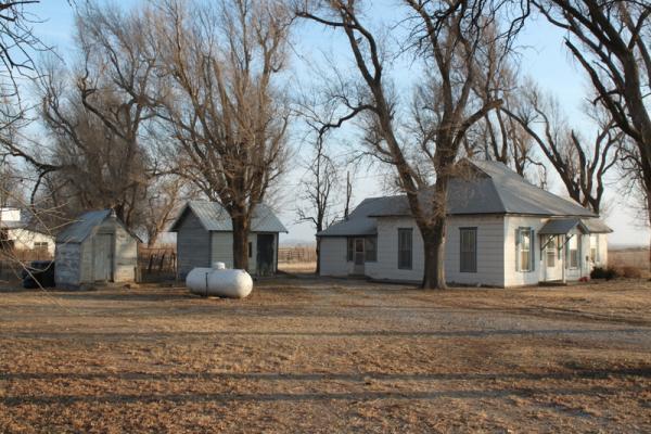 Building Photo - Country living 10 miles west of Hutchinson