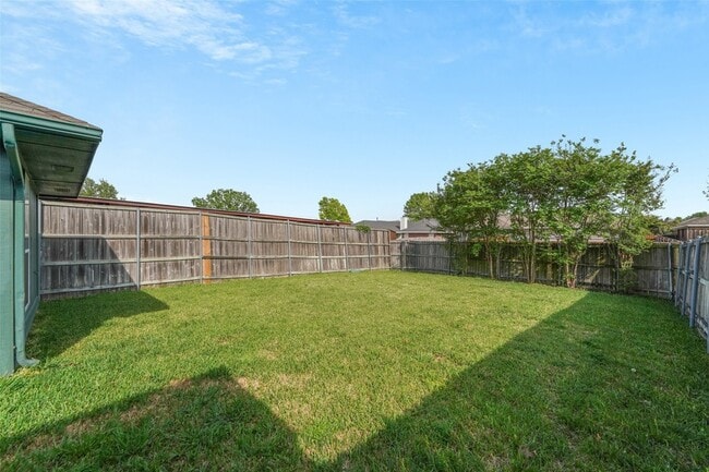 Building Photo - 2600 Waterloo Ln