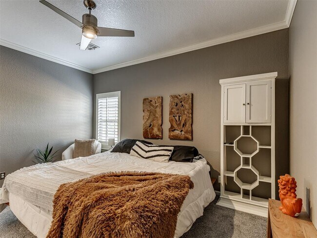 Building Photo - 6162 N Brookline Ave