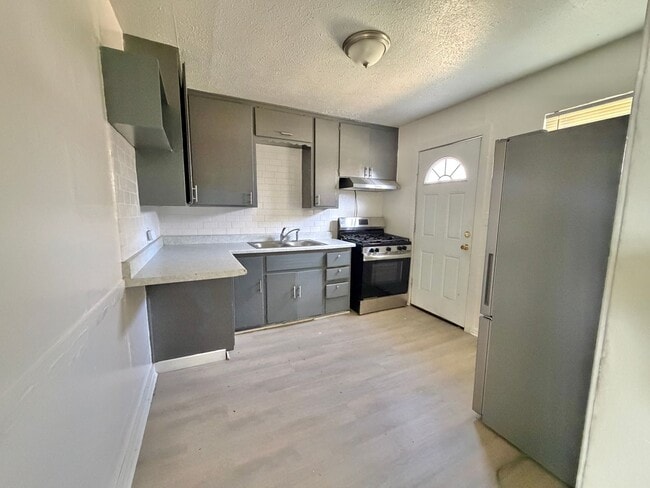 Building Photo - 2 bed home for rent