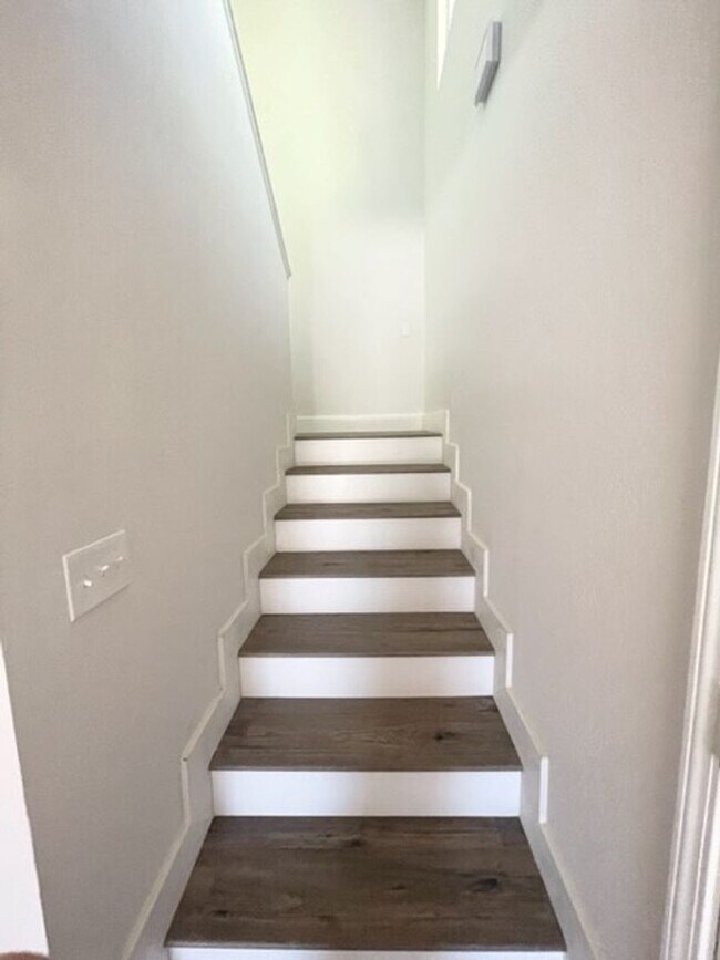 Building Photo - 3 bedroom, 3 bathroom home in the heart of Elk Grove