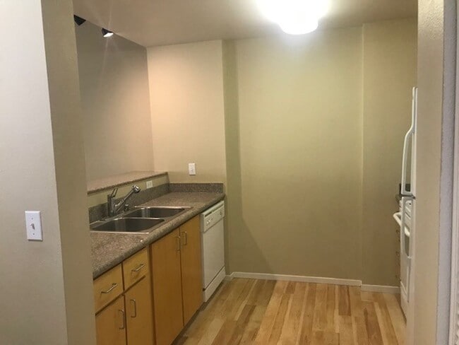 Building Photo - GROUND LEVEL 1 BR, 1 BA WHEEL CHAIR ACCESSIBLE UNIT!