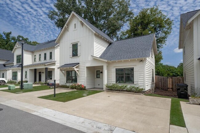 Building Photo - 2 bedroom with bonus space in Cahaba Heights!