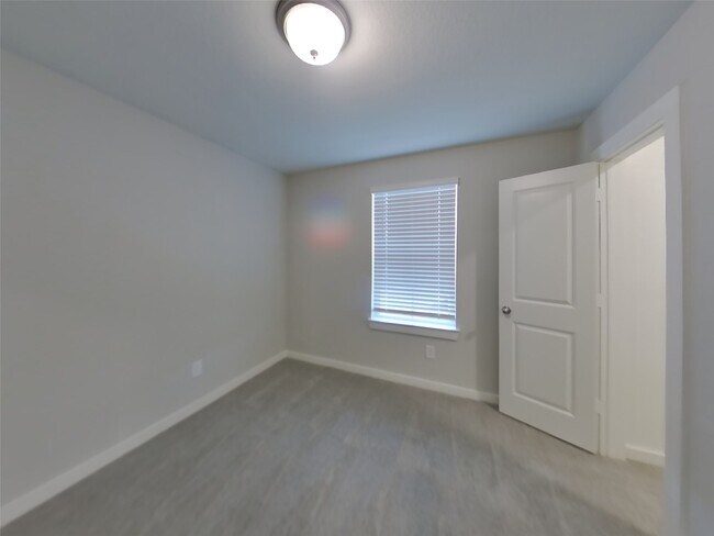 Building Photo - 9835 Willow Creek Commerce Dr