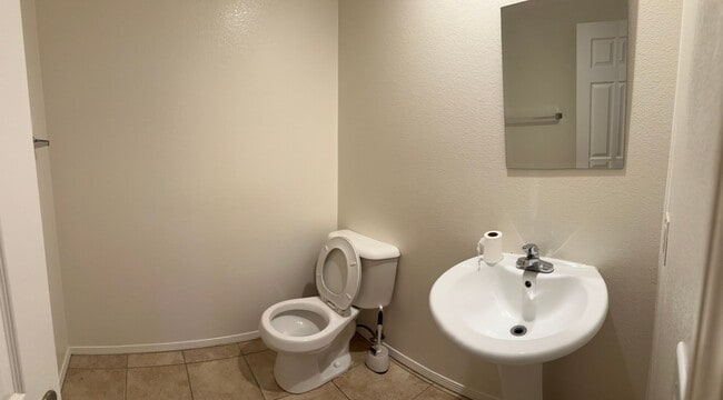 Building Photo - Large 5 bedroom / 2.5 Bathroom Perris Home