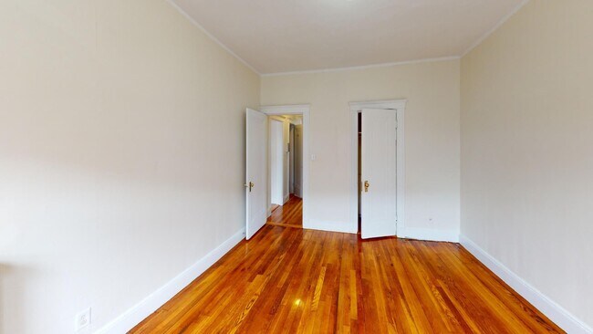 Building Photo - Avl 9/1 - No fee! Spacious 1BR near Cleveland Circle!