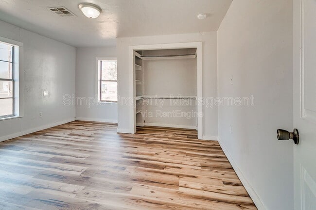 Building Photo - 620 W Acres St