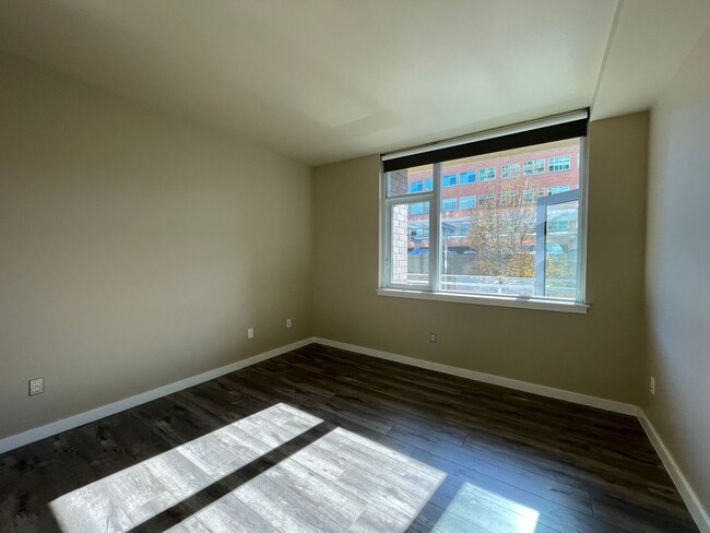 Building Photo - 1 Bed  1 Bath Condo-The Strand Condominium...