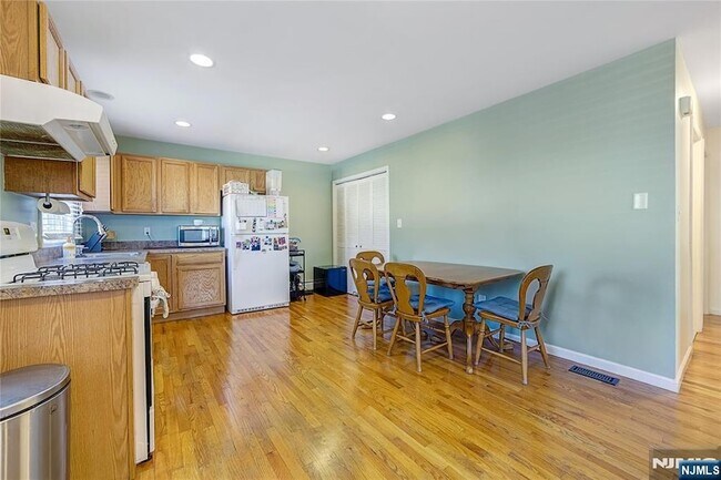 Building Photo - 260 Garibaldi Ave