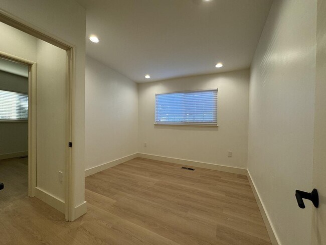 Building Photo - 864 S Bernardo Ave