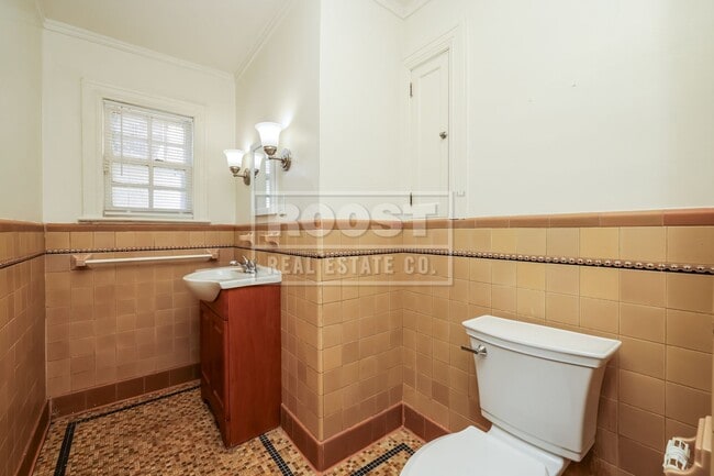 Building Photo - 4 bed 2.5 Bath Single Family Home Available in Dayton