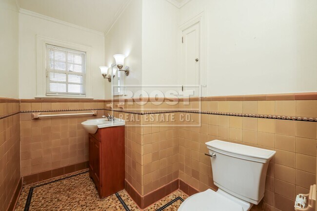 Building Photo - 5 bed 3.5 Bath Single Family Home Available in Dayton