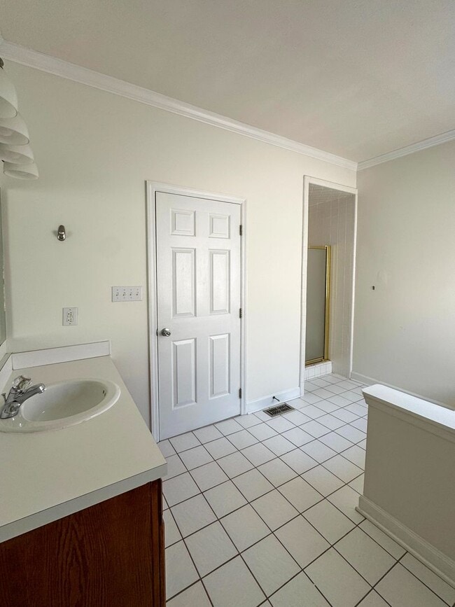 Building Photo - Charming 3 Bed 2.5 Bath Home in Gated Community