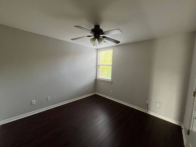 Building Photo - Three Bed / Three Bath with Fenced Yard an...