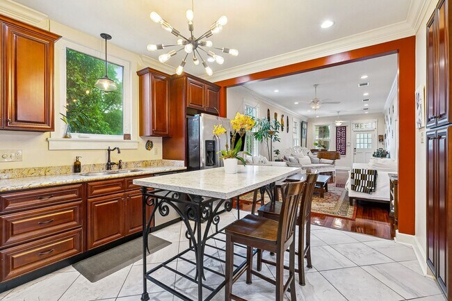 Building Photo - Gorgeous 3BD/3BA with Courtyard