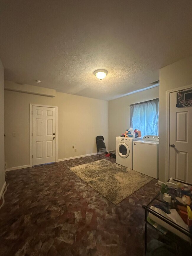 Building Photo - Large 4 Bedroom, 3 bathroom house near Downtown