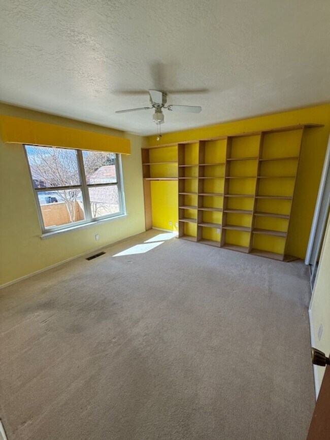 Building Photo - Beautiful NE Heights Neighborhood Executive style home with a Large back yard that has a full siz...